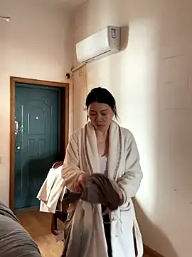 Snapshot of xiiuuff18 chatting on 12/16/25, 01:43 xiiuuff18 online show from 12/16/25, 01:43