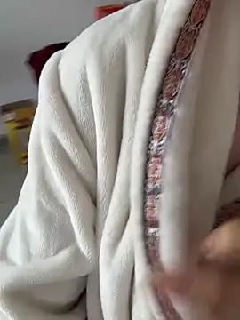 Snapshot of xiiuuff18 chatting on 12/17/25, 01:55 xiiuuff18 online show from 12/17/25, 01:55