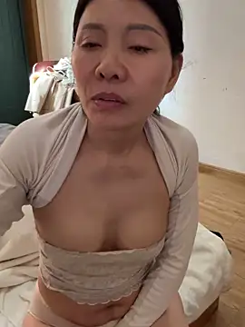 Snapshot of xiiuuff18 chatting on 12/18/25, 02:06 xiiuuff18 online show from 12/18/25, 02:06