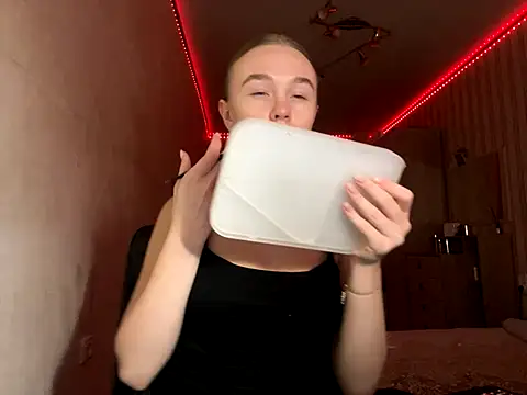 bellameow88 online show from 10/13/25, 11:54