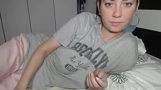 Snapshot of petite_danielle chatting on 02/16/26, 08:32 petite danielle online show from 02/16/26, 08:32