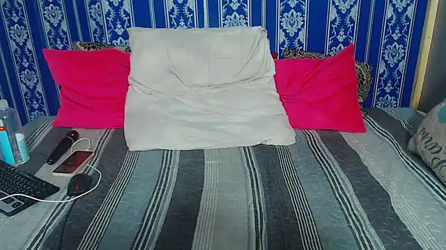 JUICEYLIPS333 online show from 12/15/25, 07:34