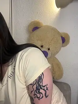 NicoleLeinn online show from 10/22/25, 02:34