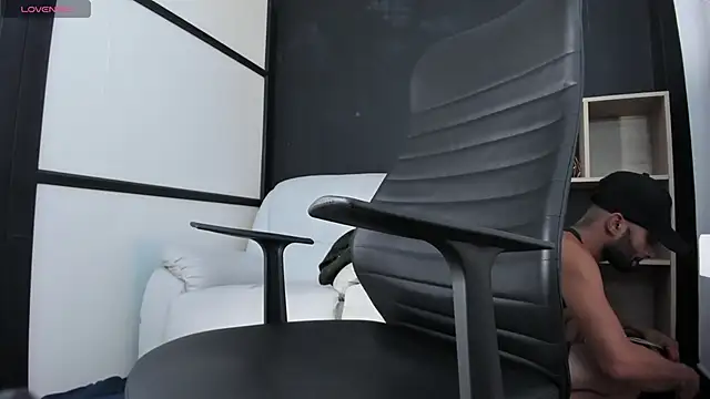 Snapshot of leostorm_ chatting on 09/12/25, 04:23 leostorm online show from 09/12/25, 04:23