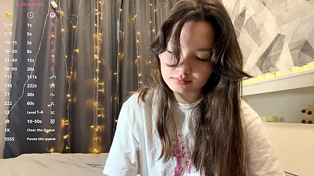 KiraVelvet online show from 12/02/25, 09:47