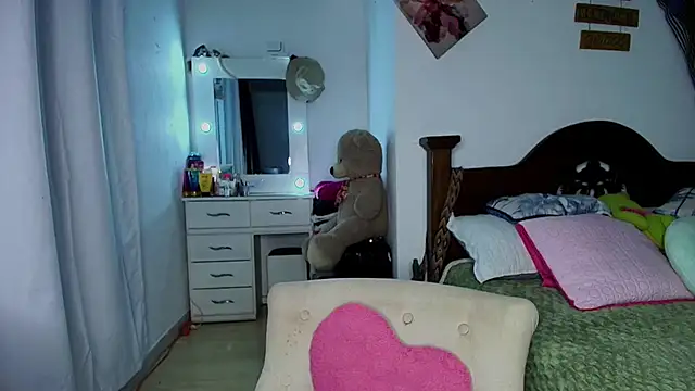 mia yireth online show from 10/18/25, 12:24