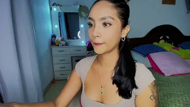 mia yireth online show from 10/19/25, 12:33