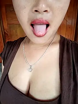 maycuc123 online show from 09/18/25, 12:23