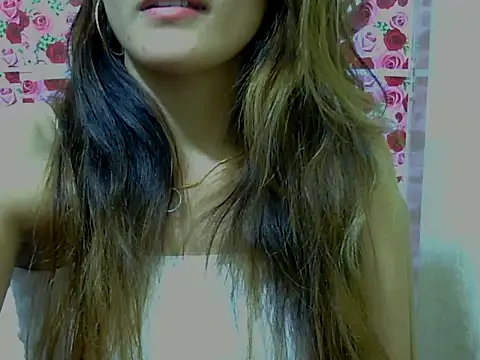 Snapshot of Amira90 chatting on 09/16/25, 07:04 Amira90 online show from 09/16/25, 07:04