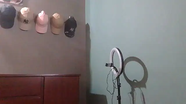 Snapshot of Pocahontas_tw chatting on 11/11/25, 01:44 Pocahontas tw online show from 11/11/25, 01:44