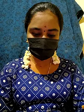 Snapshot of mini-queen chatting on 10/08/25, 04:48 mini-queen online show from 10/08/25, 04:48