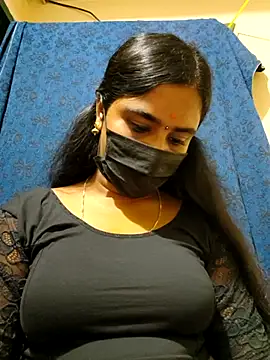 Snapshot of mini-queen chatting on 12/18/25, 07:53 mini-queen online show from 12/18/25, 07:53