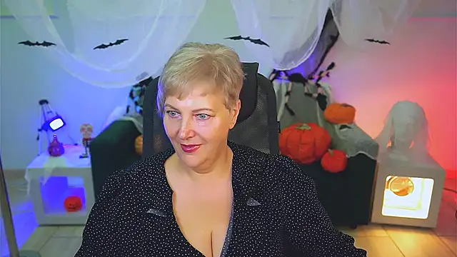 Snapshot of MaryMogan chatting on 10/17/25, 04:37 MaryMogan online show from 10/17/25, 04:37