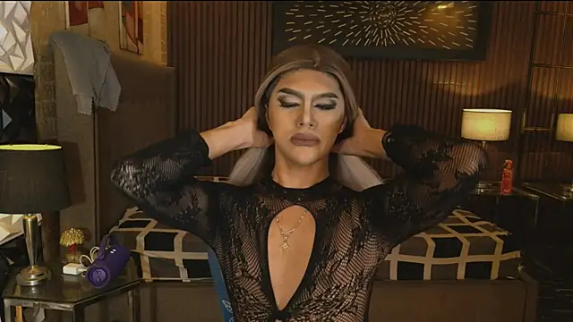 ElegantKellyTS online show from 05/17/26, 06:37