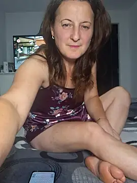 Snapshot of Fluturas2 chatting on 09/25/25, 06:33 Fluturas2 online show from 09/25/25, 06:33