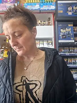 Snapshot of Fluturas2 chatting on 10/05/25, 05:50 Fluturas2 online show from 10/05/25, 05:50