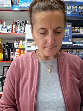 Snapshot of Fluturas2 chatting on 10/06/25, 10:12 Fluturas2 online show from 10/06/25, 10:12