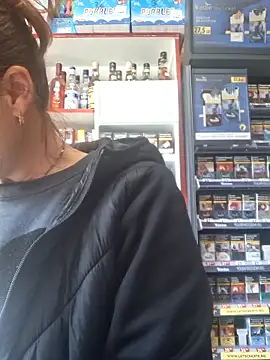 Snapshot of Fluturas2 chatting on 10/11/25, 12:15 Fluturas2 online show from 10/11/25, 12:15