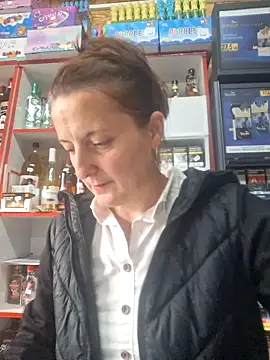 Snapshot of Fluturas2 chatting on 10/14/25, 02:18 Fluturas2 online show from 10/14/25, 02:18