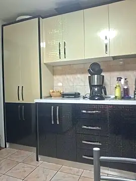 Snapshot of Fluturas2 chatting on 10/18/25, 05:46 Fluturas2 online show from 10/18/25, 05:46