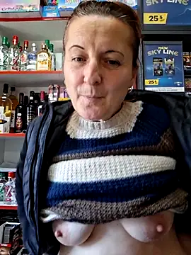 Snapshot of Fluturas2 chatting on 10/25/25, 10:45 Fluturas2 online show from 10/25/25, 10:45