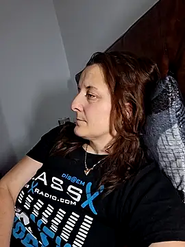 Snapshot of Fluturas2 chatting on 11/10/25, 09:25 Fluturas2 online show from 11/10/25, 09:25