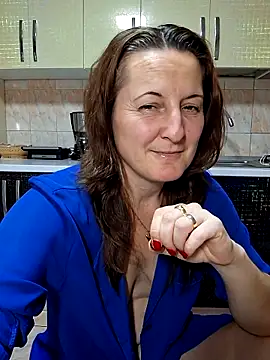 Snapshot of Fluturas2 chatting on 11/14/25, 09:46 Fluturas2 online show from 11/14/25, 09:46