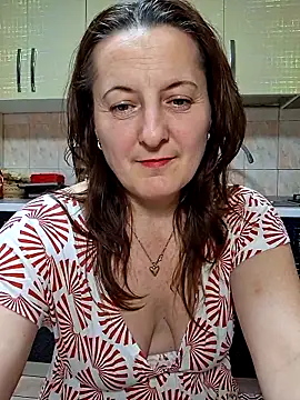 Snapshot of Fluturas2 chatting on 11/20/25, 08:30 Fluturas2 online show from 11/20/25, 08:30