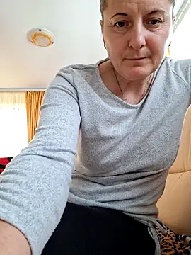 Snapshot of Fluturas2 chatting on 11/21/25, 01:10 Fluturas2 online show from 11/21/25, 01:10