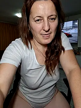 Snapshot of Fluturas2 chatting on 11/26/25, 07:59 Fluturas2 online show from 11/26/25, 07:59