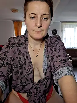 Snapshot of Fluturas2 chatting on 11/27/25, 08:05 Fluturas2 online show from 11/27/25, 08:05