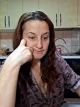 Snapshot of Fluturas2 chatting on 11/28/25, 08:17 Fluturas2 online show from 11/28/25, 08:17