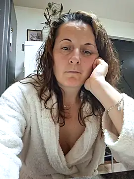 Snapshot of Fluturas2 chatting on 12/14/25, 08:46 Fluturas2 online show from 12/14/25, 08:46