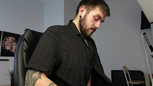 Mike Platano online show from 10/04/25, 01:42