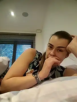 Snapshot of Carolinemiam chatting on 10/30/25, 04:08 Carolinemiam online show from 10/30/25, 04:08