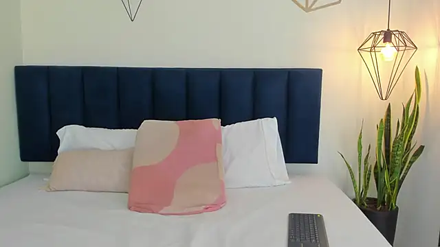 sophieturner mg online show from 12/01/25, 07:08