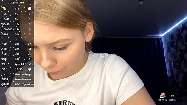 Snapshot of SwiiSweet chatting on 11/06/25, 04:08 SwiiSweet online show from 11/06/25, 04:08