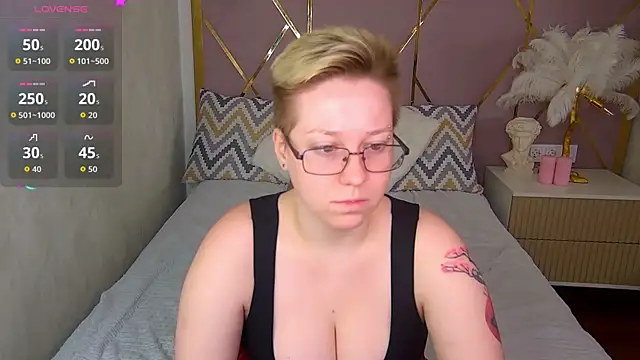 AlexandraGreen online show from 10/19/25, 09:04