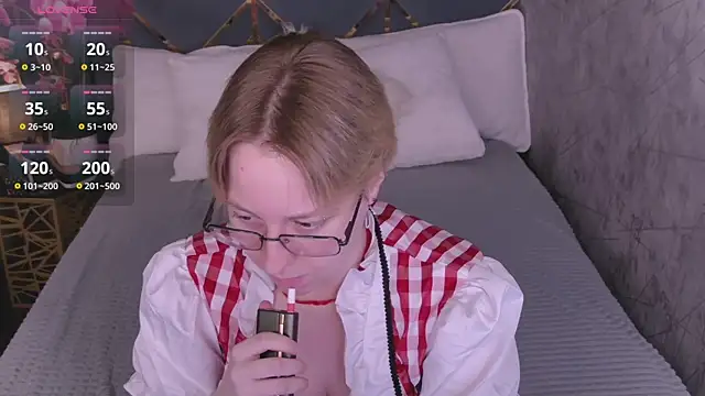 Snapshot of AlexandraGreen chatting on 06/14/26, 04:31 AlexandraGreen online show from 06/14/26, 04:31