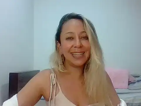 leah susman online show from 10/30/25, 01:40