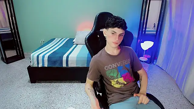 Snapshot of dilan_hott_ chatting on 09/17/25, 08:32 dilan hott online show from 09/17/25, 08:32