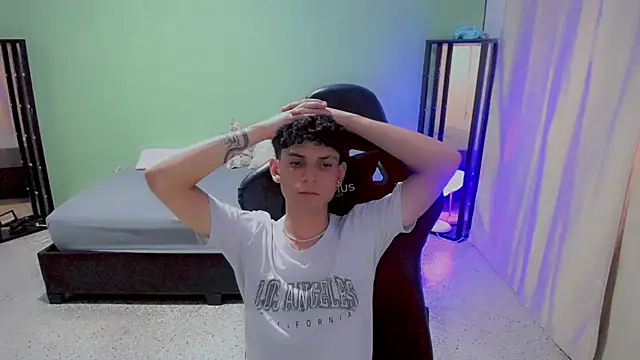 Snapshot of dilan_hott_ chatting on 09/19/25, 09:15 dilan hott online show from 09/19/25, 09:15