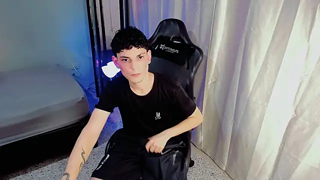 Snapshot of dilan_hott_ chatting on 09/21/25, 09:27 dilan hott online show from 09/21/25, 09:27