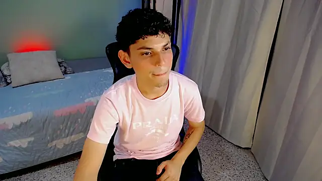 Snapshot of dilan_hott_ chatting on 09/29/25, 10:47 dilan hott online show from 09/29/25, 10:47