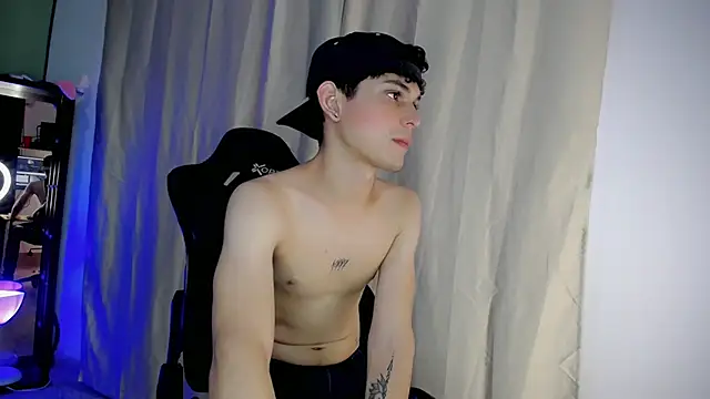 Snapshot of dilan_hott_ chatting on 10/15/25, 08:20 dilan hott online show from 10/15/25, 08:20