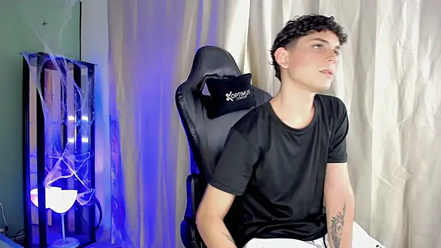 Snapshot of dilan_hott_ chatting on 10/28/25, 08:11 dilan hott online show from 10/28/25, 08:11