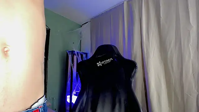 Snapshot of dilan_hott_ chatting on 10/31/25, 08:21 dilan hott online show from 10/31/25, 08:21