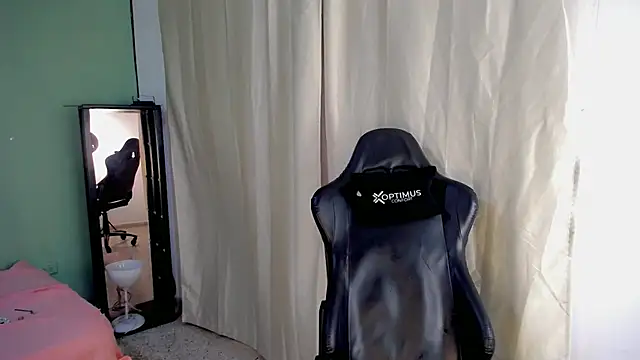 Snapshot of dilan_hott_ chatting on 11/19/25, 08:31 dilan hott online show from 11/19/25, 08:31