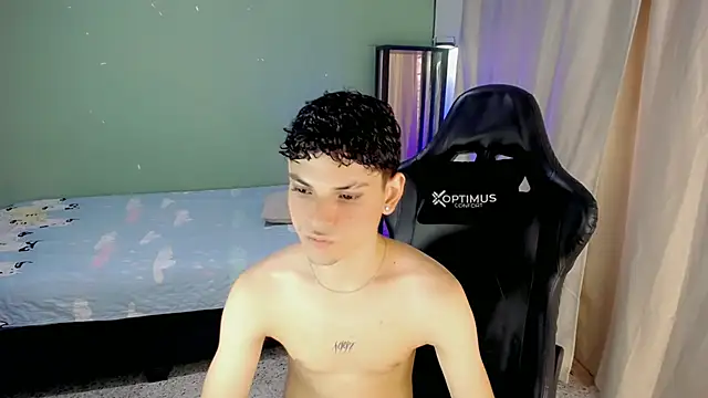 Snapshot of dilan_hott_ chatting on 11/24/25, 06:18 dilan hott online show from 11/24/25, 06:18