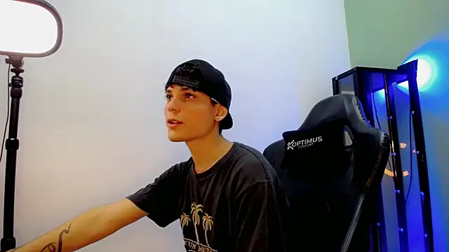 Snapshot of dilan_hott_ chatting on 12/03/25, 04:27 dilan hott online show from 12/03/25, 04:27